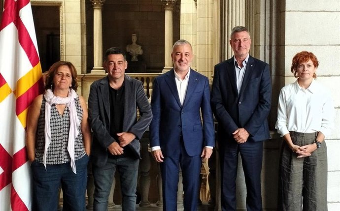 Gemma Tarafa (BComú); el Síndic de Greuges de Barcelona, David Bondia; el alcalde de Barcelona, Jaume Collboni; Jordi Martí (Junts) y Elisenda Alamany (ERC).