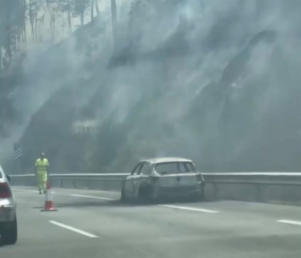 Un coche arde en la AP-9, a su paso por Padrón (A Coruña), a 23 de julio de 2026.
