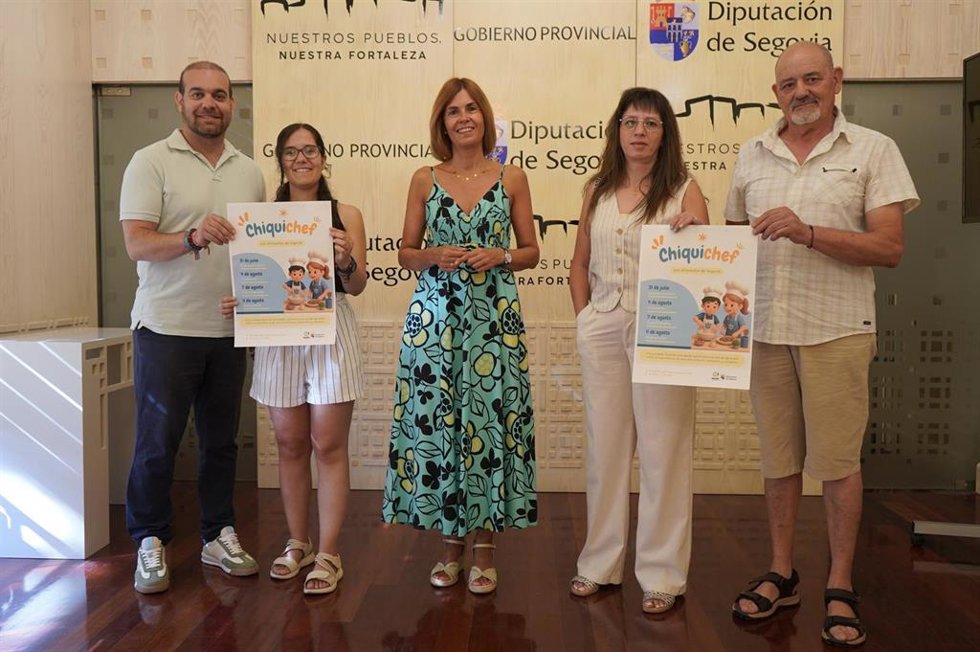 La diputada de Desarrollo Provincial, Magdalena Rodríguez (centro) con alcaldes y técnicos responsables de 'Chiquichef'