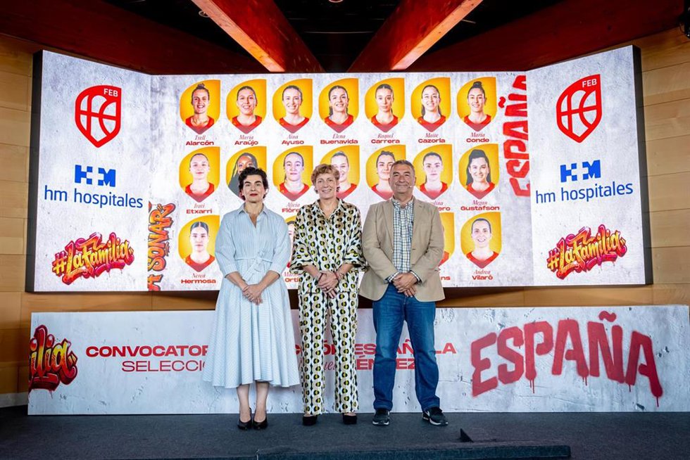 La presidenta de la FEB, Elisa Aguilar (centro); la Dra. Elena Abarca, vicepresidenta de HM Hospitales; y el seleccionador nacional femenino de baloncesto, Miguel Méndez, en el anuncio de la convocatoria para preparar el Mundial 2026.