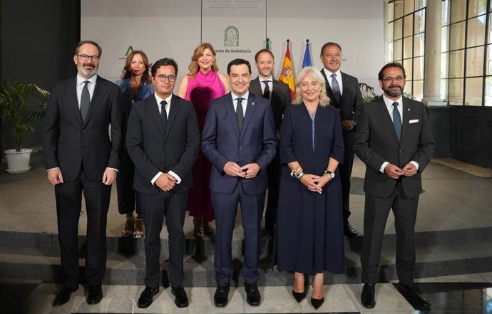 El presidente de la Junta de Andalucía, Juanma Moreno (c), preside la foto de familia tras el acto de toma de posesión de los delegados provinciales del Gobierno andaluz. A 24 de julio de 2026 en Sevilla (Andalucía, España). Los delegados provinciales del