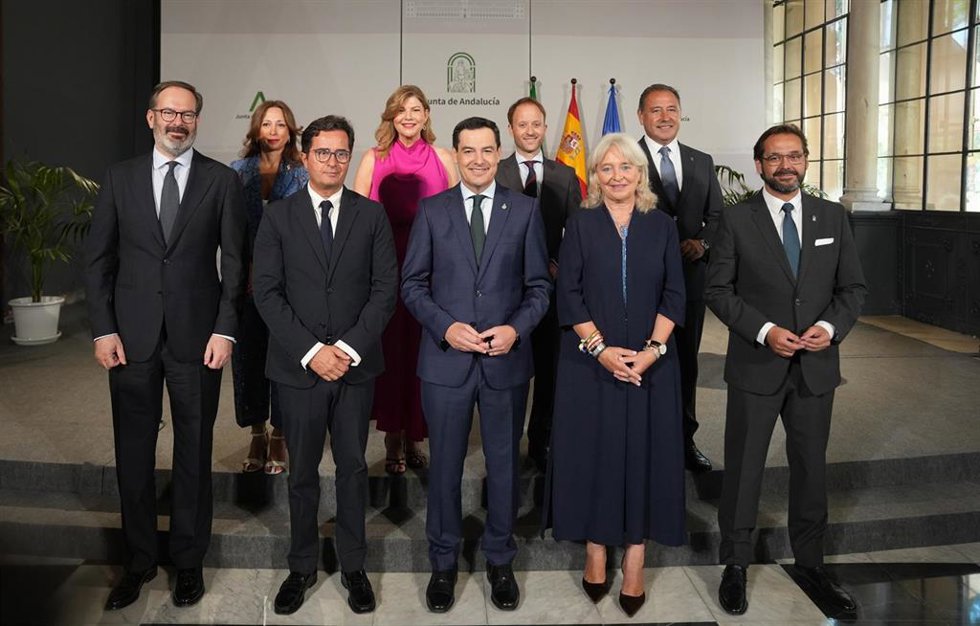 El presidente de la Junta de Andalucía, Juanma Moreno (c), preside la foto de familia tras el acto de toma de posesión de los delegados provinciales del Gobierno andaluz. A 24 de julio de 2026 en Sevilla (Andalucía, España). Los delegados provinciales del