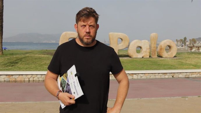 El concejal de Con Málaga, Nicolás Sguiglia, en el paseo marítimo de El Palo.