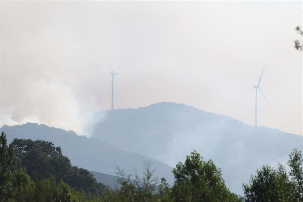 Vista del humo ocasionado por el incendio forestal en Murias de Ponjos