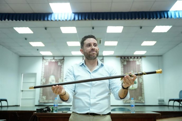 El concejal socialista, Israel Álvarez, con el bastón de alcalde en sus manos tras prosperar la moción de censura