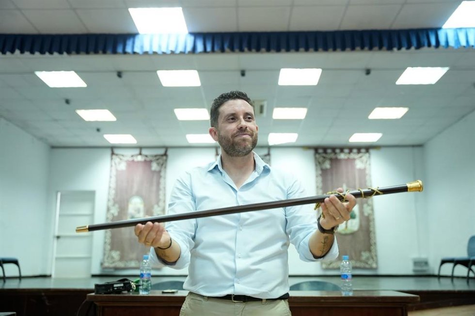 El concejal socialista, Israel Álvarez, con el bastón de alcalde en sus manos tras prosperar la moción de censura