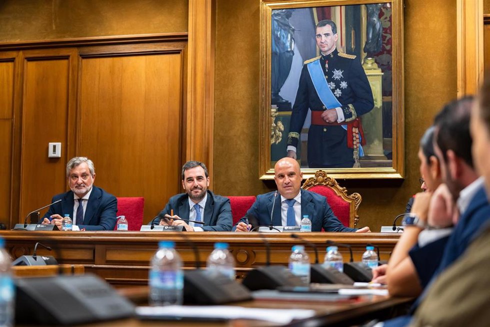 El presidente de la Diputación de Almería, José Antonio García Alcaina, preside la sesión plenaria de la institución provincial.
