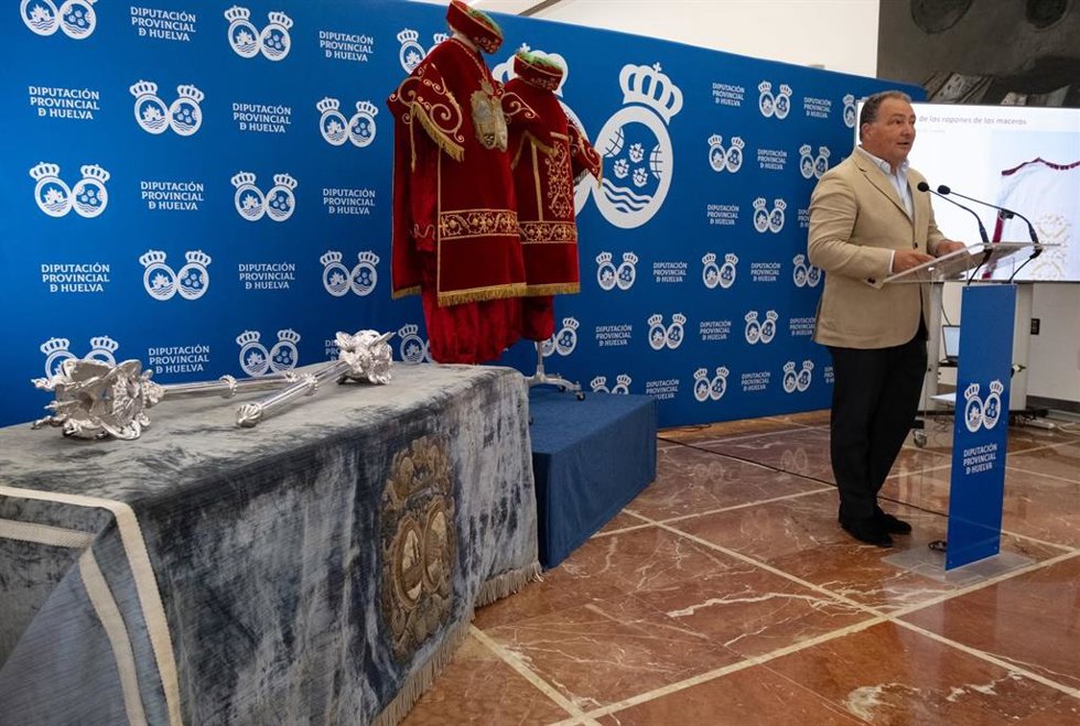 Restauración de dos conjuntos de ropón y gorro de maceros y del histórico paño de mesa del antiguo Salón de Plenos de la Diputación de Huelva.