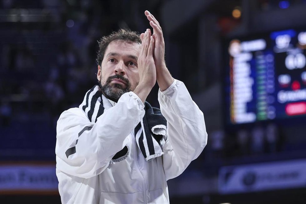 Archivo - Sergio Llull aplaude durante un partido del Real Madrid de baloncesto.
