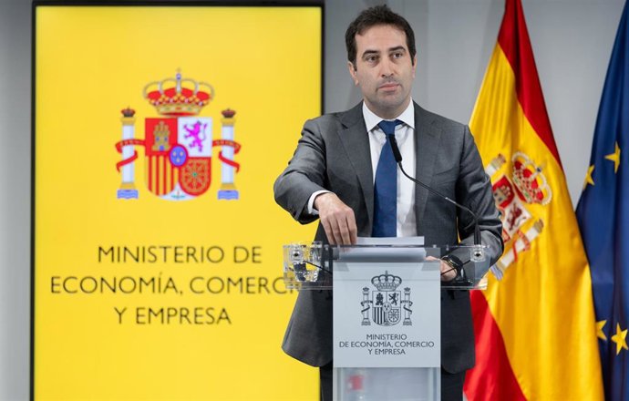 El vicepresidente primero y ministro de Economía, Comercio y Empresa, Carlos Cuerpo, ofrece declaraciones a los medios después de su reunión con representantes del sector financiero, en el Ministerio de Economía, Comercio y Empresa, a 24 de julio de 2026,
