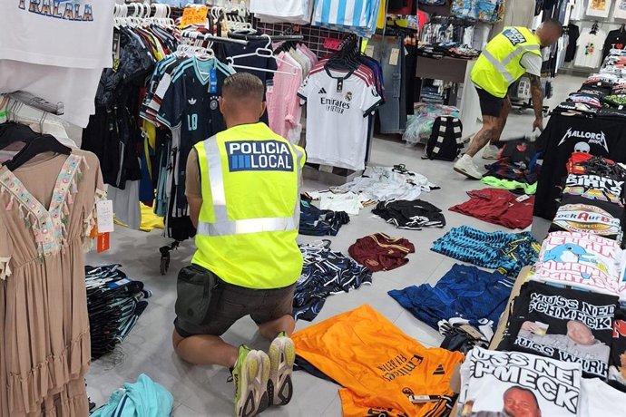 Agentes de la Policía Local de Palma investigando un local en S'Arenal.