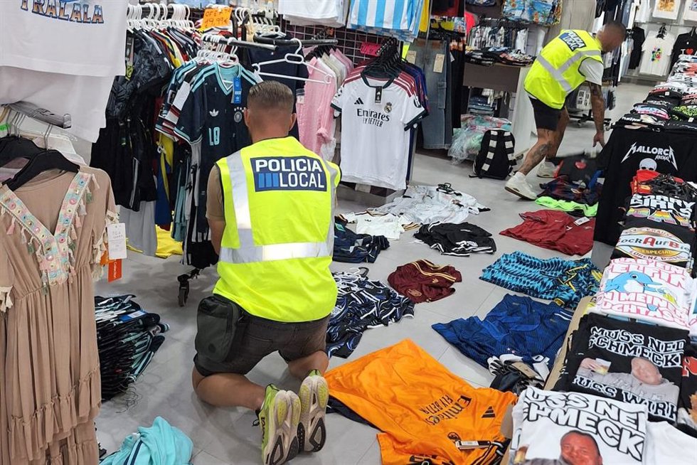 Agentes de la Policía Local de Palma investigando un local en S'Arenal.