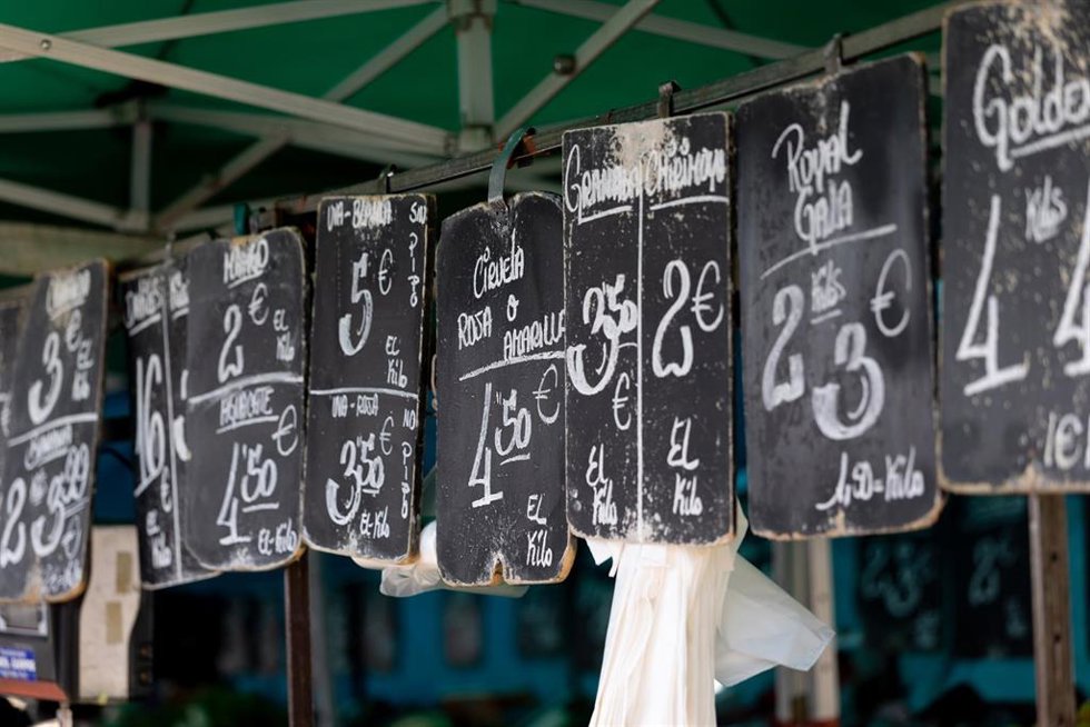 Archivo - Precios en un mercado de alimentos, a 14 de marzo de 2025, en Madrid (España). 