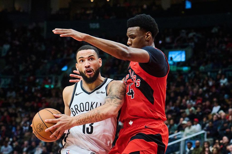Archivo - Tyrese Martin, de los Brooklyn Nets, supera al jugador de los Toronto Raptors Ja'Kobe Walter durante un partido de la NBA en Toronto