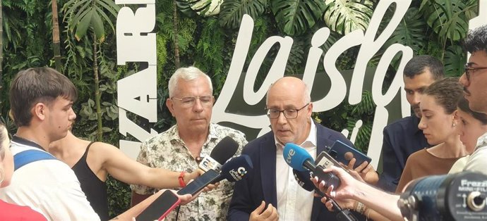 El portavoz de la Plataforma 1500 km de Costa, Sebastián Quintana, y el presidente del Cabildo de Gran Canaria, Antonio Morales, en la preentación de la iniciativa con motivo del 'Día Mundial de la Prevención de Ahogamientos'