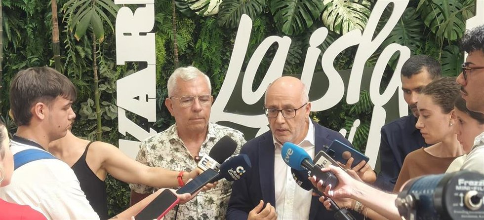 El portavoz de la Plataforma 1500 km de Costa, Sebastián Quintana, y el presidente del Cabildo de Gran Canaria, Antonio Morales, en la preentación de la iniciativa con motivo del 'Día Mundial de la Prevención de Ahogamientos'