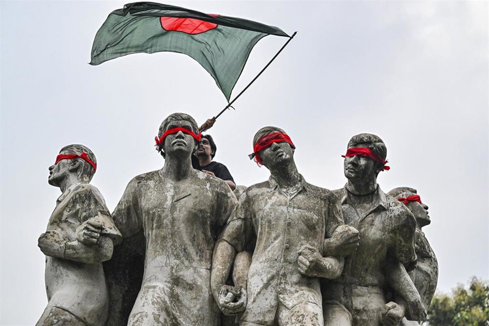 Archivo - Imagen de archivo de una escultura durante las fuertes protestas estudiantiles de Bangladesh.