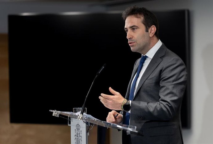 El vicepresidente primero y ministro de Economía, Comercio y Empresa, Carlos Cuerpo, ofrece declaraciones a los medios después de su reunión con representantes del sector financiero, en el Ministerio de Economía, Comercio y Empresa, a 24 de julio de 2026,