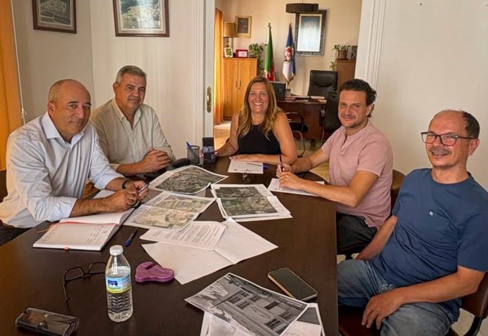 De izquierda a derecha: Víctor Bazaga y Manuel Delgado, responsables de e-distribución en Sevilla; María Gema García Roca, alcaldesa; Sergio Domínguez, delegado de Urbanismo; y Rubén López, técnico municipal