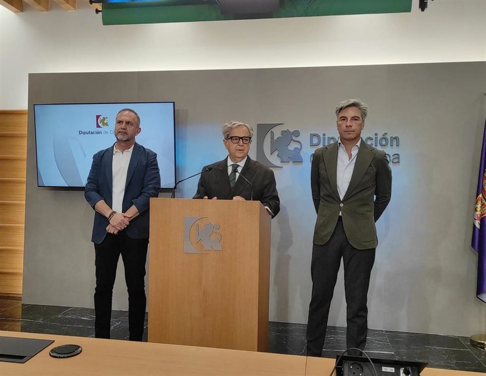 El presidente de la Diputación de Córdoba, Salvador Fuentes (centro), junto al presidente de Epremasa, Andrés Lorite (dcha.), y el consejero delegado en la empresa Manuel Torres.