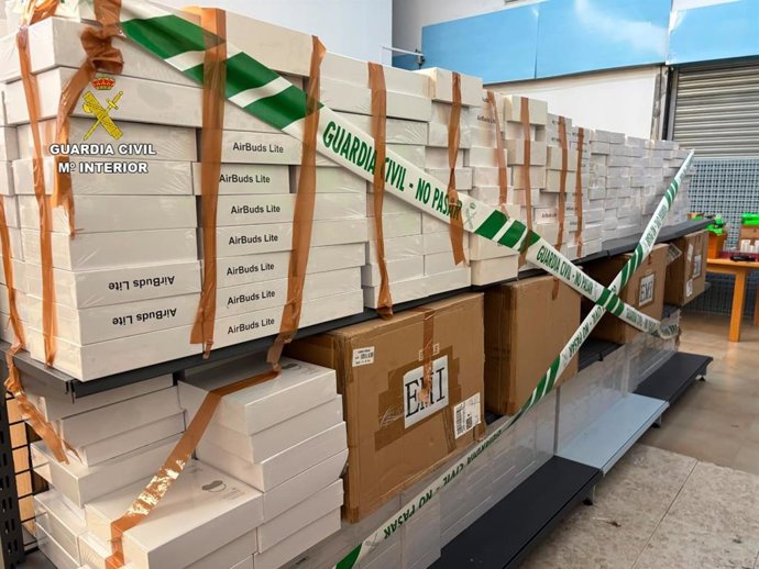 Productos falsificados intervenidos por la Guardia Civil.