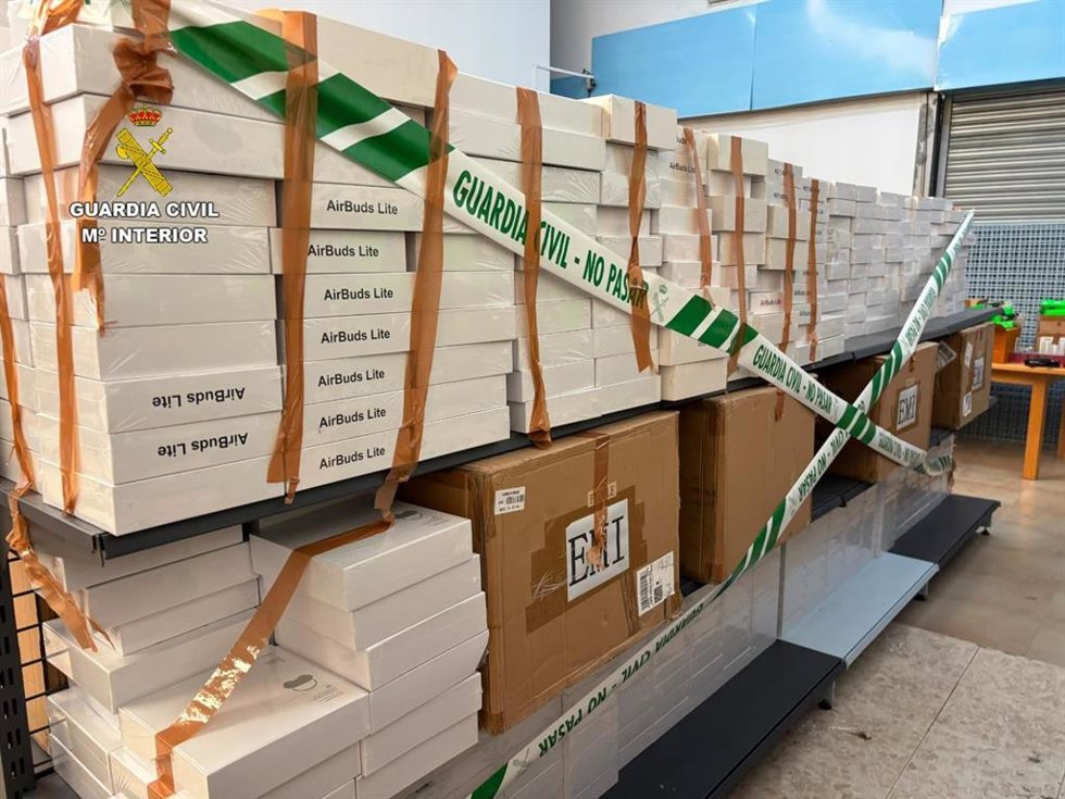 Productos falsificados intervenidos por la Guardia Civil.