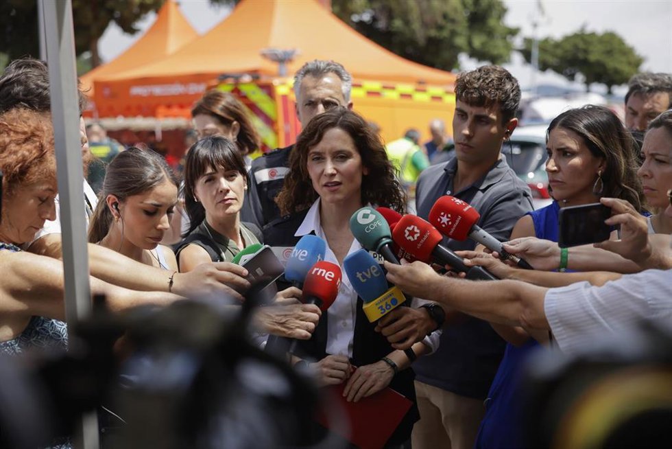 La presidenta de la Comunidad de Madrid, Isabel Díaz Ayuso, en el Puesto de Mando Avanzado (PMA), ubicado en el municipio de Cenicientos, donde ha analizado la situación generada por el incendio de Almorox (Toledo).