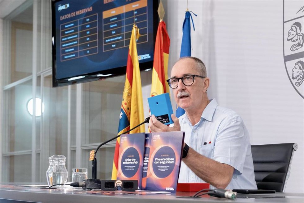 El  director general de Interior y Emergencias, Miguel Ángel Clavero, sostiene en la mano un dispositivo LightSound  con el que se busca acercar la experiencia de los eclipses a las personas con discapacidad visual.