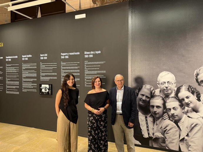 La exposición 'Alfonso. Cuidado con la memoria' reúne 144 fotografías y seis gigantografías de una de las firmas fundamentales del fotoperiodismo español