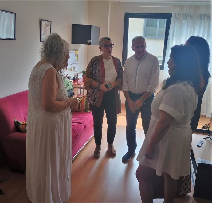 La consejera de Salud, Concepción Saavedra, visita la última vivienda incorporada a la red 'Prometeo'.