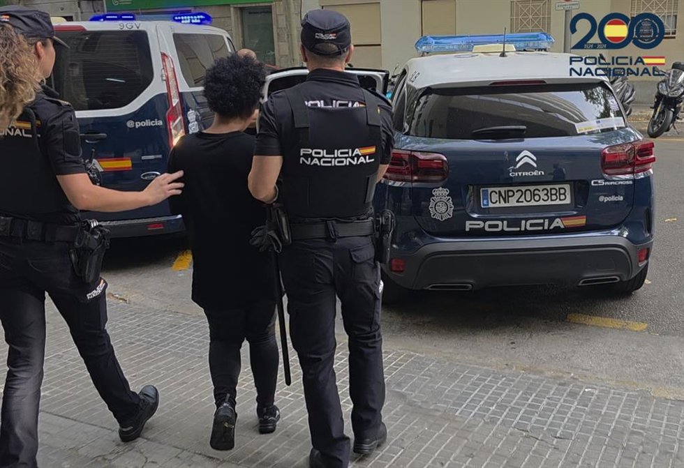Agentes de la Policía Nacional detienen a una de las mujeres presuntamente implicadas en el delito de estafa.