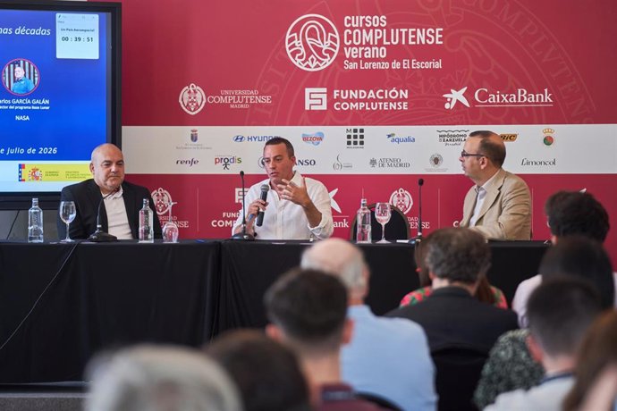 (I-D) Carlos García-Galán Castillo (NASA), Ignacio Arruego (INTA) y Carlos García Sacristán (AEE) durante su ponencia en uno de los cursos de verano de la Universidad Complutense en San Lorenzo de El Escorial, a 24 de julio de 2026.