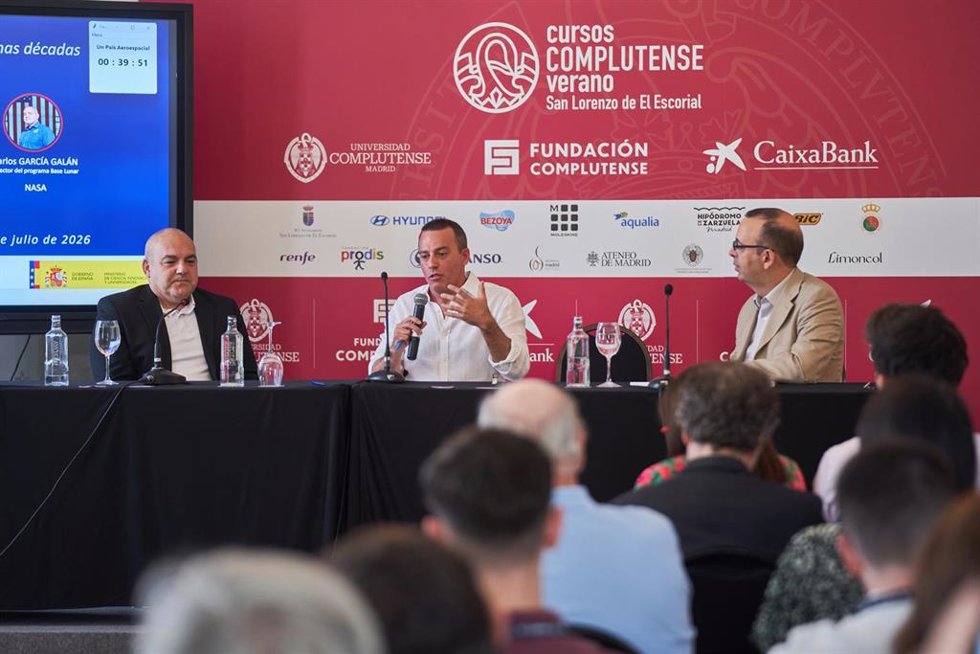 (I-D) Carlos García-Galán Castillo (NASA), Ignacio Arruego (INTA) y Carlos García Sacristán (AEE) durante su ponencia en uno de los cursos de verano de la Universidad Complutense en San Lorenzo de El Escorial, a 24 de julio de 2026.