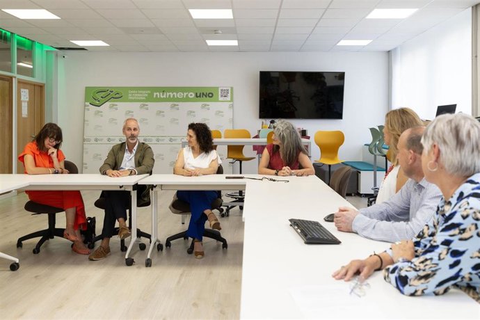 El consejero de Educación, Formación Profesional y Universidades, Sergio Silva, visita al Centro Integrado Formación Profesional Nº1 de Santander.