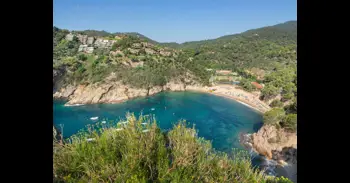 Ruta en coche por la Costa Brava en verano: Playas escondidas, castillos y pueblos de cuento