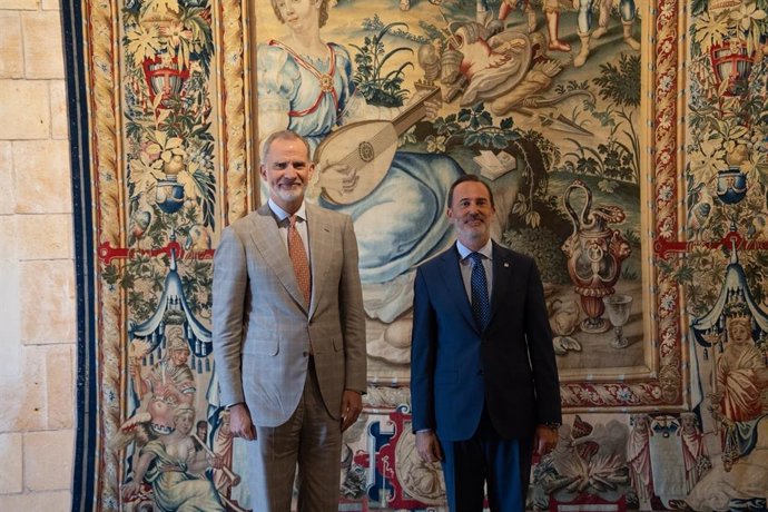 El Rey Felipe VI y el presidente del Parlament, Gabriel Le Senne, este viernes en el Palacio Real de la Almudaina de Palma.