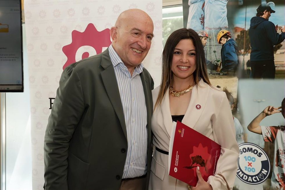 El alcalde de Valladolid, Jesús Julio Carnero, junto a una de las participantes en el encuentro de la Red de Embajadores.