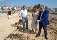 Cantabria aprueba la declaración de emergencia para retirar el alga asiática de la playa de Trengandín de Noja