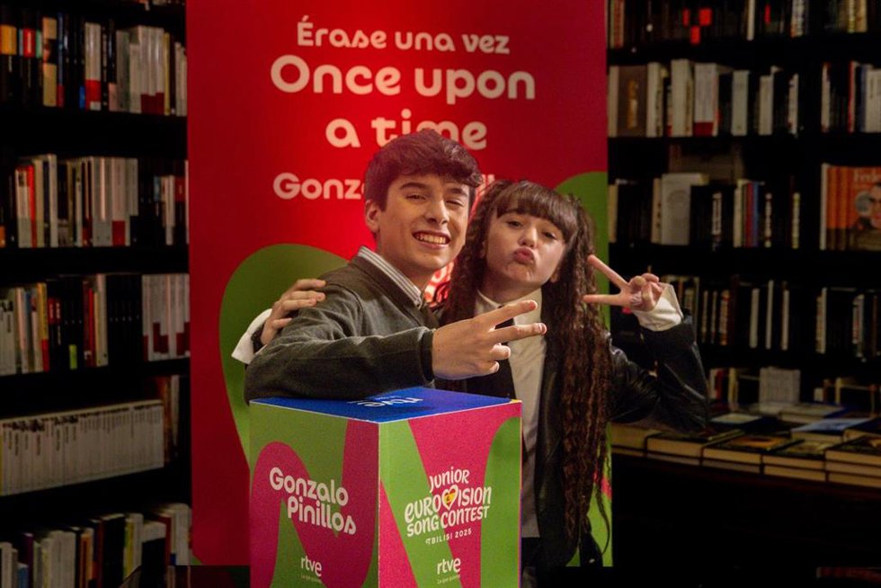 Archivo - El representante de España en Eurovisión Junior, Gonzalo Pinillos, y la representante de España en Eurovisión Junior 2024, Chloe DelaRosa, posan durante la despedida del primero antes de Eurovisión Junior, en la librería La Mistral, a 3 de dicie