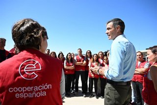 El presidente del Gobierno, Pedro Sánchez, recibe al personal del equipo START de AECID a su regreso de Venezuela