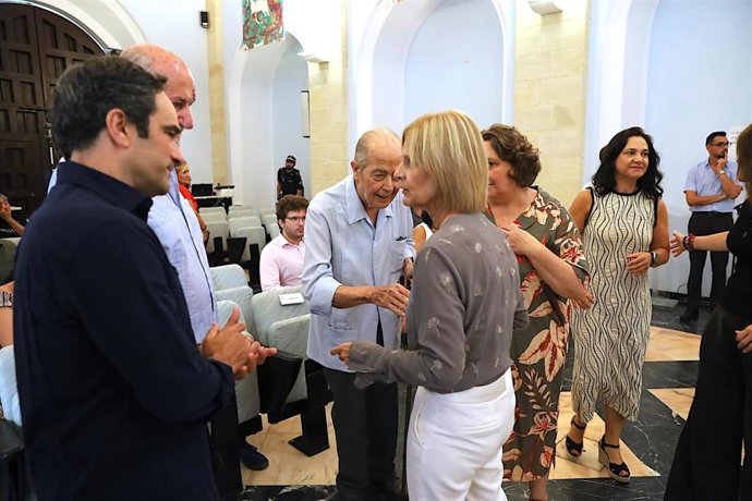 La alcaldesa de Jerez antesl del inicio del Pleno ordinario del mes de julio.