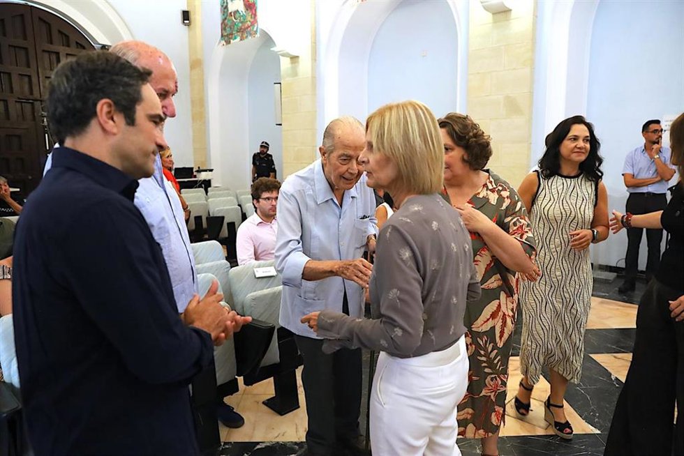 La alcaldesa de Jerez antesl del inicio del Pleno ordinario del mes de julio.