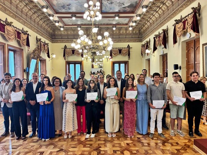 Estudiantes galardonados con los Premios Extraordinarios de Bachillerato y reconocidos por obtener los mejores expedientes de la PAU de 2026 en Almería, junto a representantes institucionales y educativos.