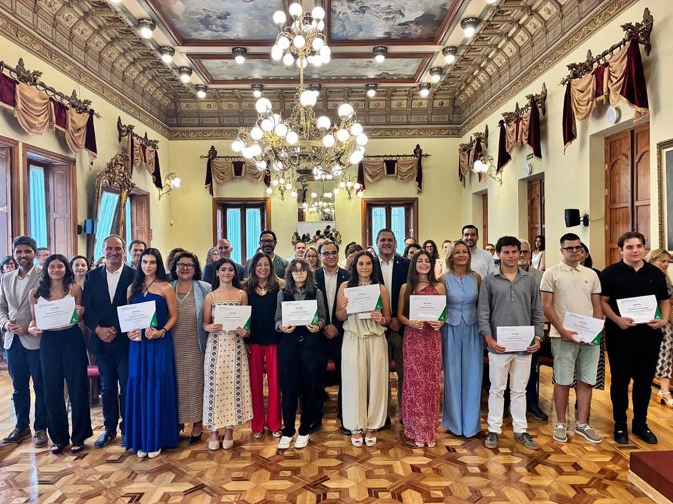 Estudiantes galardonados con los Premios Extraordinarios de Bachillerato y reconocidos por obtener los mejores expedientes de la PAU de 2026 en Almería, junto a representantes institucionales y educativos.