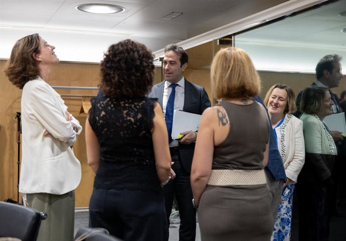 El vicepresidente primero y ministro de Economía, Comercio y Empresa, Carlos Cuerpo (c), se reúne con representantes del sector financiero, en el Ministerio de Economía, Comercio y Empresa.