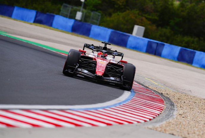 24 de julho de 2026, Hungria, Mogyorod: O piloto monegasco de Fórmula 1 Charles Leclerc, da Ferrari, dirige durante o dia de treinos no Circuito de Hungaroring, antes do Grande Prêmio da Hungria de 2026. Foto: David Davies/PA Wire/dpa
