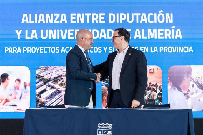 El presidente de la Diputación de Almería, José Antonio García Alcaina, y el rector de la Universidad de Almería (UAL), José Joaquín Céspedes, tras la firma del convenio de colaboración entre ambas instituciones.