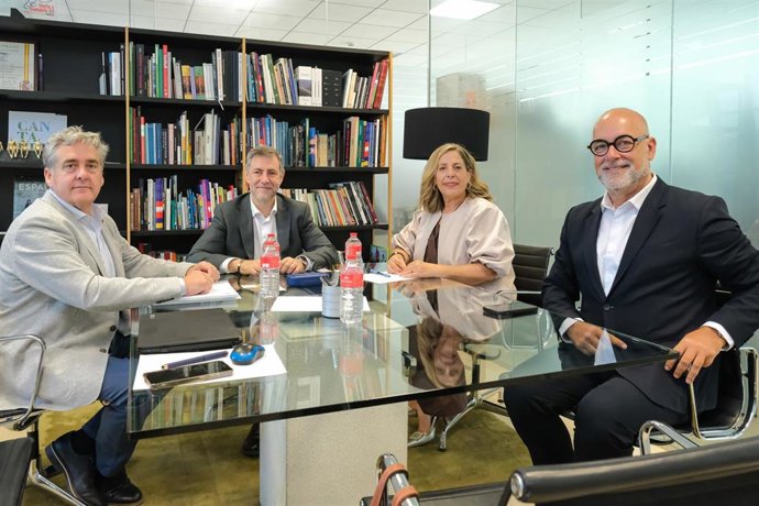 12:00 Horas. CANTUR. El Consejero De Cultura, Turismo Y Deporte, Luis Martínez Abad, Se Reúne Con La Consejera De Área Insular De Turismo De Fuerteventura, Marlene Figueroa, Y El Director Del Patronato De Turismo De La Isla, Moisés Jorge Naranjo.