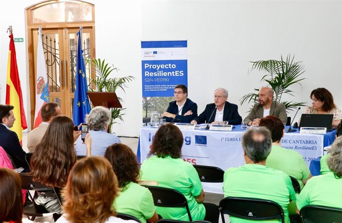 El consejero de Industria, Eduardo Arasti, inaugura la I Feria de Economía Social de Cantabria