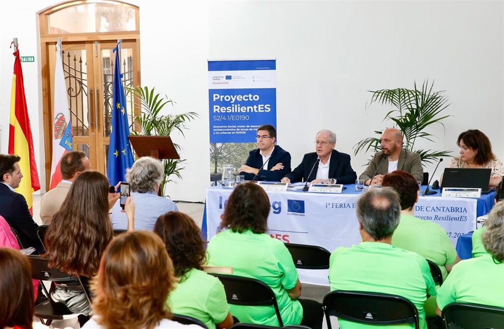 El consejero de Industria, Eduardo Arasti, inaugura la I Feria de Economía Social de Cantabria